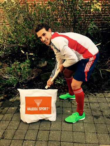 Viktor Lockwood dort sur matelas et literie Vaudou Sport