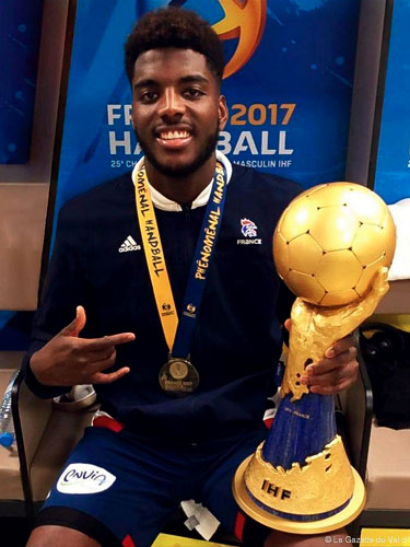 Dika Mem dort sur un matelas Vaudou Sport