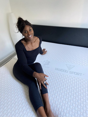 Madeleine Malonga dort sur matelas et literie Vaudou Sport