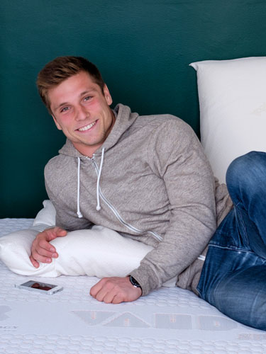 Stephen Parez dort sur matelas et literie Vaudou Sport