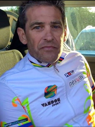Pascal Pich dort sur matelas et literie Vaudou Sport