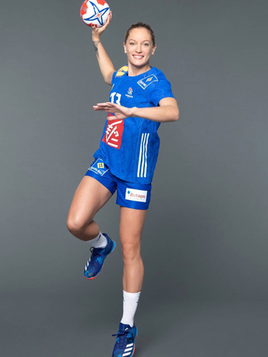 Manon Houette dort sur matelas et literie Vaudou Sport
