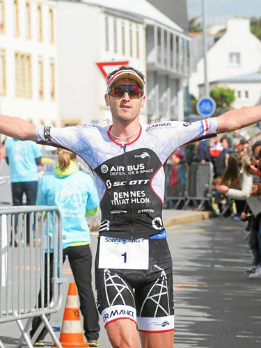 Arnaud Guilloux dort sur matelas et literie Vaudou Sport