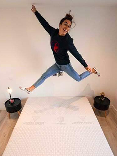 Perrine Laffont dort sur matelas et literie Vaudou Sport