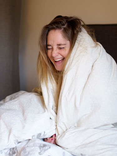 Marine Leleu dort sur matelas et literie Vaudou Sport
