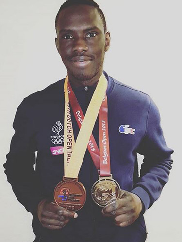 M’bar N’Diaye dort sur matelas et literie Vaudou Sport