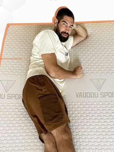 Nikola Karabatic dort sur matelas et literie Vaudou Sport
