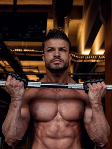 Maxime Villatte dort sur matelas et literie Vaudou Sport