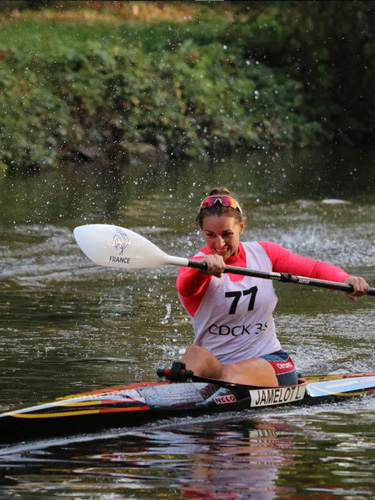 Lea Jamelot dort sur matelas et literie Vaudou Sport
