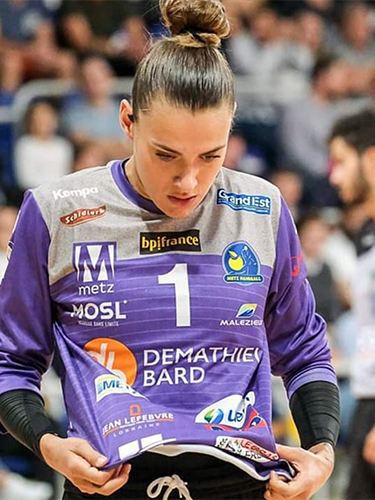 Laura Glauser dort sur matelas et literie Vaudou Sport