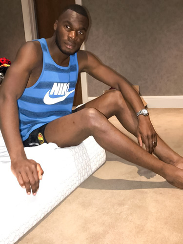 Christian Benteke dort sur matelas et literie Vaudou Sport